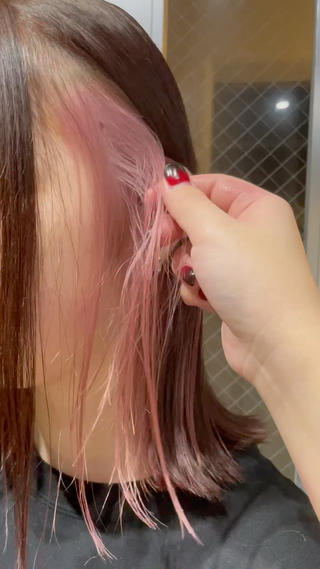 淡いピンクのインナーカラー
ブリーチ1〜2回目安となってます 