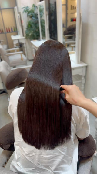 繰り返すカラーや日常のダメージで、髪触り・パサつき・ツヤ・が気になる方
内部補修と保湿を丁寧に行い、髪の芯からうるおいと柔らかさを取り戻します️️
続けていくと、ツヤ・まとまり・手触りがグンとアップ 