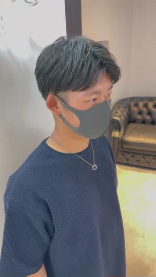 王道なセンターパート横はスッキリ刈り上げ、バックもグラデーションで刈り上げてます！ 