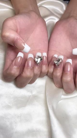フレンチネイルにハートストーン 