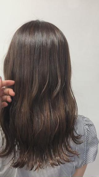 セミロング 寒色＆ブリーチ特化 寒色MiOのヘアスタイル
