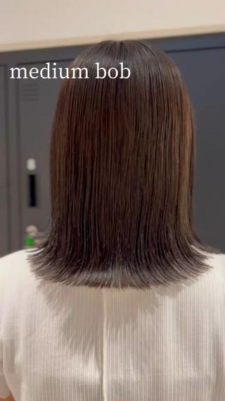 ぱつっとしたカットライン
伸ばしかけボブ
くすんだベージュで大人っぽく柔らかい印象に 