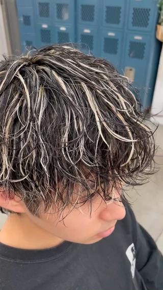 メンズのホワイトメッシュです!
金のメッシュよりよりホワイトのメッシュの方が周りと差をつけれておすすめです️️