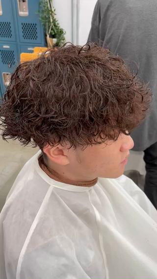 メンズ波巻きパーマです!
パーマの中でもセットが特に簡単なパーマなので、毎日のセットを時短にしたい方、おすすめです️