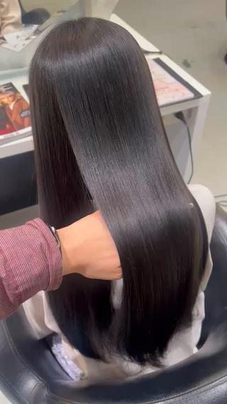 ダークグレージュ　　
透け感のある暗髪に！ 