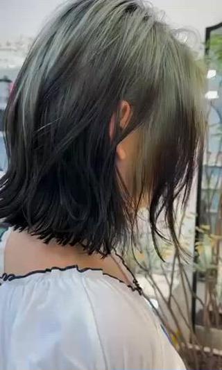 カット　軽やかなややまえさがりボブスタイルのベースに、毛先が外ハネになるようにクラデーシヨンに。表面の独立したレイアやスライドカットで、動きをサポート。

パーマ　アウトラインにしっかりした外ハネパーマが出すよう。

カラー　2.3脱色して根元13MP 2% 毛先につれて重みあるクリーンを。クラデーシヨン緑に。
 