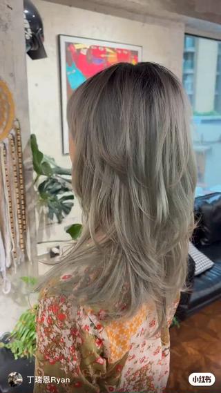 カット　全体的前上がりのハイレイアー。顔まわりにもしっかりレイアを入れる。

パーマ　中太さのロッドを使い、毛先のみ1、2回転の内巻きパーマ。

カラー　中間から毛先中心脱色して　ノンジアミンカラーと藍染混合してクラデーシヨんを入れる。根元の新生毛が伸びてもきにしません。色持ちがいいです。 