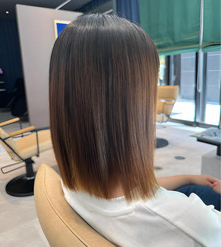 ストレートパーマ


ホイルを使った薬剤の塗り分けでブリーチ部分もダメージレスにうねりをなくします


暑くなってくる季節に向けて、雨や気温による汗でうねってしまう髪をストレートで手間のかからない髪に
 