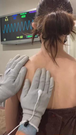 ラクリスの揉まない揉みほぐし♪
強い指圧が苦手な方も◎
グイグイねじるのが苦手な方も◎ 