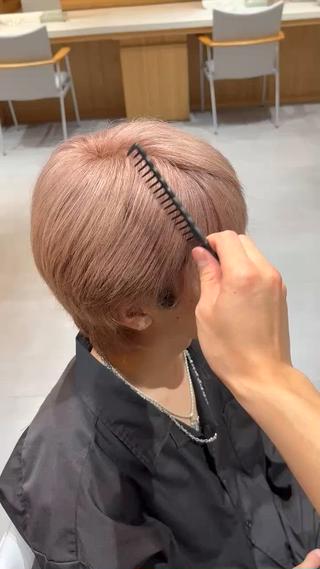 ※ブリーチ2回以上必須です！
うっすらピンクベージュ
メンズでも挑戦しやすいピンク感が可愛いです 