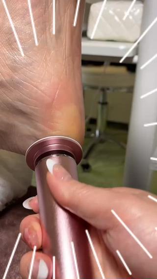 かかと角質ケアってどんな事するの？
かかとのカサカサくらい、家で自分でもできるんじゃない？
そう思われていませんか？？

そんな方に知ってもらいたいプロのかかと角質ケアがあります♡

角質を優しく除去したあとは、うるうるパックで赤ちゃんかかとの出来上がりです☆

今年のガサガサかかとは、当店にお任せください！！ 