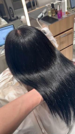 地毛風暗髪カラーのブルーブラック
暗くしたいけど、黒くなりたくないは、透明感が出るブルーブラックをおすすめします 