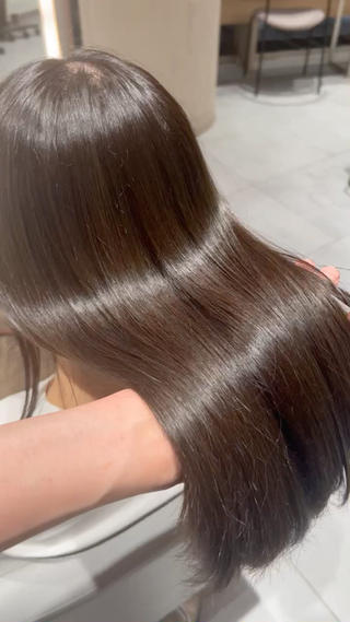 透明感溢れるベージュブラウンカラー
明るすぎず、赤みをしっかり消して色持ちがとても良いカラーです！
一回のカラーで染められるので是非参考にしてみてください 