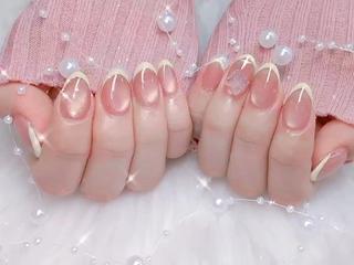 最旬のビー玉マグネットネイルはいかがですか？ まるでビー玉のようにキラキラ輝くマグネットネイルに、ふんわり可愛い黄色のフレンチを合わせたら、指先が一気に春らしく♡ 上品なのに遊び心もあるデザインで、トレンド感たっぷりです♪ 