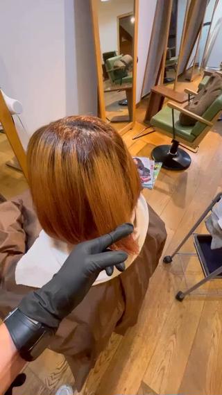 milktea beigeのbeforeです！
履歴
根元︎バージン毛
根元〜中間3cmほど︎トーンアップワンカラー
中間︎ワンブリーチ（オレンジ味強い）
毛先︎ピンクカラーの残留
4層履歴 