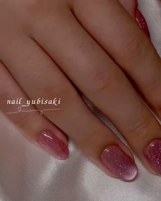 シンプルだけど華やか
ピンク系マグネット×ラメで、大人かわいい指先に
光の角度で表情が変わるのがたまらない… 