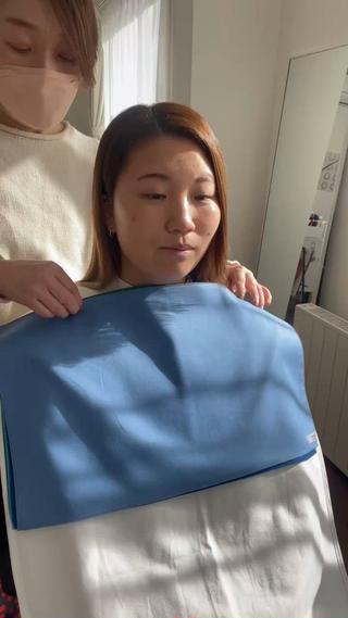 パーソナルカラー診断
青のテストドレープ
サマー・ウィンター・スプリング・オータムの順番でめくっています。顔写り・色の鮮やかさが1番似合う色を見つけていきます。 