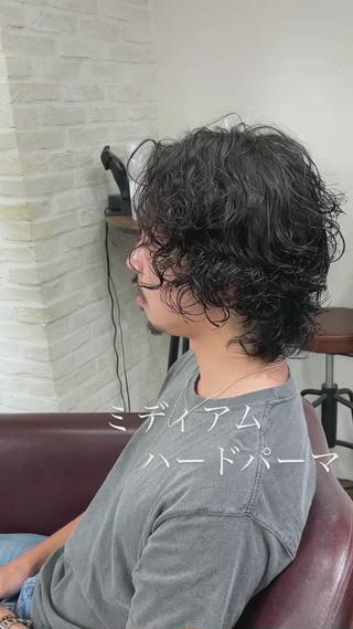 ミディアムヘアに強めのスパイラルパーマをかけて、カッコいい男らしい髪型を作りました！
スタイリング剤はムースを揉み込むだけで雰囲気のある仕上がりになりますよ
#メンズカット
#メンズパーマ
#スパイラルパーマ 