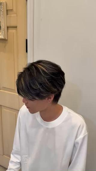 ゆるっと動く毛流れで、韓国アイドルのような雰囲気に。清潔感＆色気を両立◎
ハイライトも入れてトレンド感もプラス 