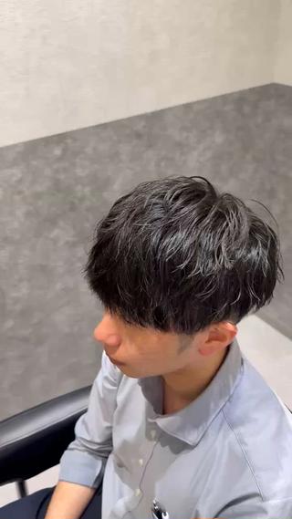 前回かけたパーマを復活させるよう、軽くしすぎず毛量調整を行うことでパーマが復活！ 