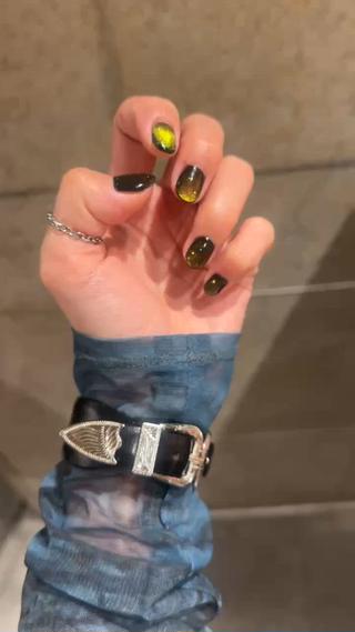 こんにちは！
表参道、南青山にあるNORA HAIR SALON
アシスタントのNATSUMIです！

今月は黒ベースにマグネットのネイルにしました！

今月もスタイリストデビューに向けてモデル様を募集しております！ 