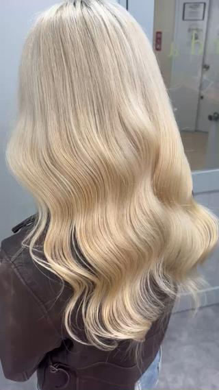 エミームトリートメントで、毛髪の表面をコーティングして熱ダメージから守るほか、染料の流失を防ぎカラーのもちが良くなるシステムトリートメント️
皆さんもぜひ試してみませんか