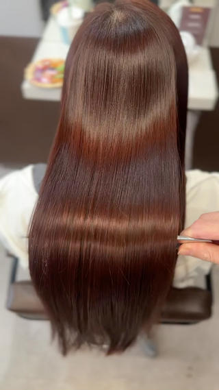 湿気で広がる髪も縮毛矯正でまとまりUP
手ぐしだけで綺麗におさまります(^^)