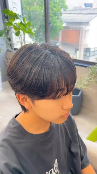 洗練された、男の魅せ方。

“センターパートカルマヘア”

骨格に合わせたオーダーメイドカットで
自然な束感と流れを演出。

サッとかきあげるだけで決まる
“カルマパーマ”

サイドと後頭部のボリュームを抑える
“ダウンパーマ”でシルエットに洗練を。

ナチュラルな動きの中に
大人の余裕と色気を。

あなただけの“似合う”を提案します︎ 