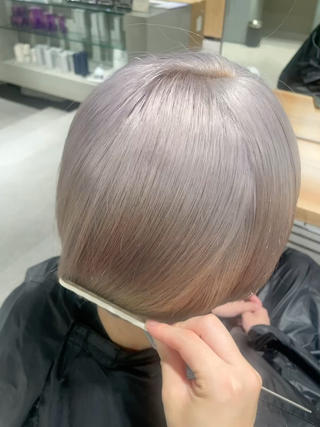 white blond 

wカラーで 白っぽく︎
（髪の毛によっては、2回ブリーチが必要な場合もあります）
ケアブリーチ、ケアカラー を使っているので
ダメージレスで仕上がりもツヤツヤです！ 