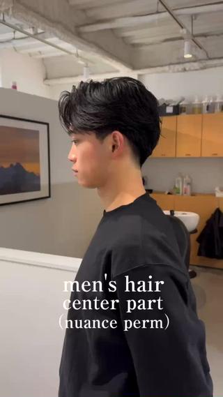 毛流れ流れるニュアンスパーマをかけたセンターパート。
直毛の方に特にオススメです。
センターパートはカジュアルからモードと
どのジャンルのファッションにも似合うのでオススメです
スタイリング剤はバームとオイルを混ぜて仕上げております
気になる事がありましたらお気軽にご質問ご連絡下さい。
ご予約はインスタのDMやラインからお待ちしてます
〈メニュー〉
カット＋パーマ
〈所要時間〉
約2時間
〈営業の仕方〉
マンツーマン
〈営業時間〉
朝7:00〜夜23:00
〈エリア〉
渋谷 