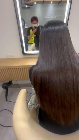 縮毛矯正で人生変えます。複雑履歴対応可能。乾かしただけでこれです。朝も軽くアイロン通すだけでこうなってくれるので、朝20分は多く寝れます。 