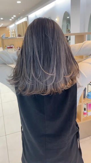 

ブリーチ履歴3回している毛にさらにブリーチしても切れ毛なし！！

ケアブリーチで透明感あるバレイヤージュスタイル
オイルをつけてさらに束間アップ！！


 