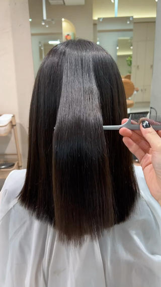 〜 髪質改善ケラ熱トリートメント 〜
丁寧な施術でサラサラツヤツヤな仕上がりに
縮毛矯正とは違って髪を傷ませず、髪に必要な成分を補給してサラツヤにしています