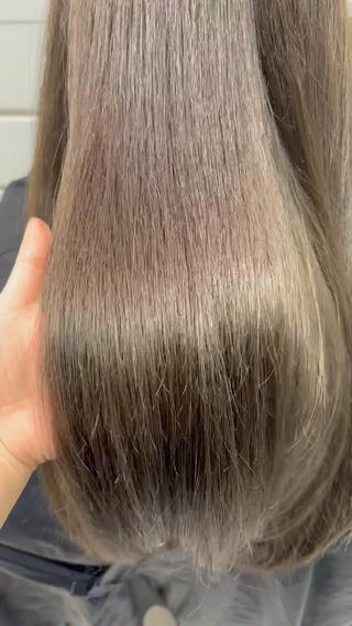 ブリーチベースにオンカラーしたものになります(* 'ᵕ' )☆
グレージュで透明感たっぷり 