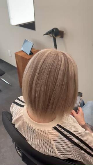 ブリーチ2回～推奨
ホワイトベージュにミルクティーのローライトデザイン️

デザインカラーは範囲と量で料金が変わります！ 