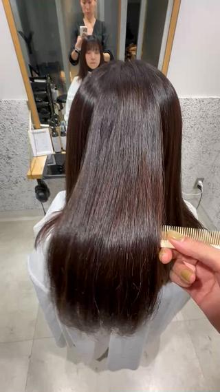 3ヶ月から４ヶ月に一回縮毛矯正。
毎月白髪染めをしているお客様です

顔周りと後ろの太さや癖の強さが違うので　薬剤の使い分けと　毛先は保護剤を使用して　普段のない様にしつつ保湿力を上げるものを使っています 