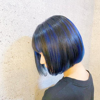 ブルーとブラックのアンブレラカラーです。ブリーチしても髪質改善トリートメント効果で髪のツヤ感UP！ 