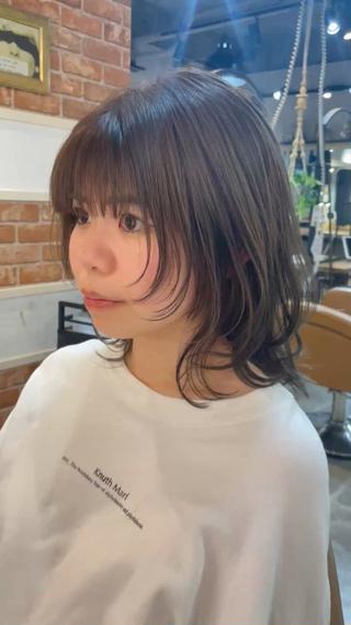 ミディアム カラー 🫧顔周りレイヤー/ ウルフ/縮毛/白倉のヘアスタイル