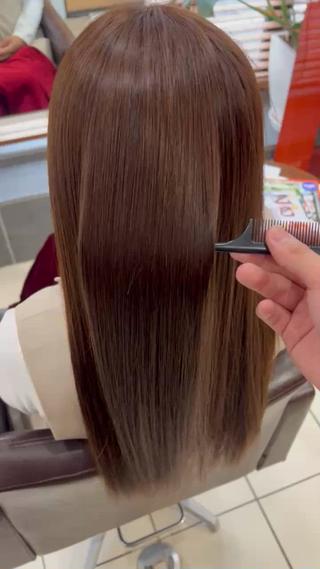 艶髪ストレートで乾かすだけで柔らかくてつやつやサラサラの髪に仕上げれます！
ブリーチ毛でも対応しております！ 