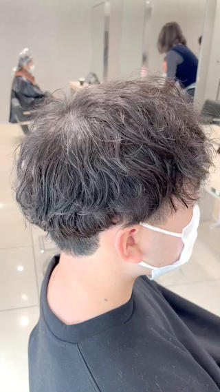 パーマ メンズ 巖本 真希のヘアスタイル