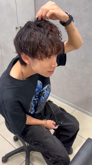 【シャドウパーマ×ダウンパーマ】
立体感と収まりの良さを両立したラウンドマッシュ
シャドウパーマとダウンパーマを組み合わせて、立体感とシルエットのバランスを整えました。
シャドウパーマは毛先に程よい動きを与え、重くなりやすいマッシュスタイルを軽やかで柔らかい印象に。

・ダウンパーマ
襟足のボリュームを抑え頭の形をきれいに見せるのがポイントです。後頭部は丸みをキープできるので、全体のシルエットがすっきり！
スタイリングはドライ後に軽くバームやワックスをもみ込むだけで簡単に決まります。朝のセット時間を短縮したい方にもおすすめです。
秋のスタイルチェンジにぜひ取 