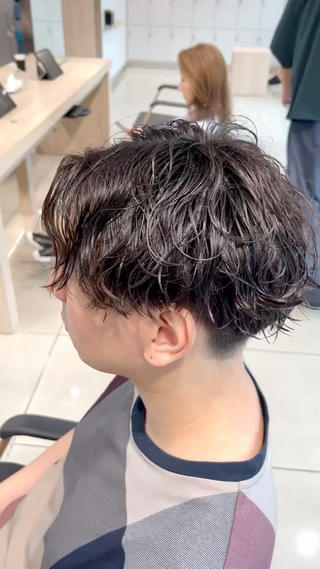 波スパイラルパーマ

朝のセットも意外と楽に
濡らしてワックスやバームを揉み込むだけでOK。ドライに仕上げれば無造作な質感、ウェットに仕上げれば色気のある大人な印象に。スタイリング剤の選び方で印象がガラッと変わるのも楽しみの一つ。

■ どんな人に合う？
軟毛でボリュームが出にくい方
普通のスパイラルパーマに飽きた方
色気のあるナチュラルな印象にしたい方
センターパートで大人っぽく見せたい方
流行りのスタイルですが、奇抜すぎず日常になじむデザインなので、初めてパーマをかける方にもおすすめです。 