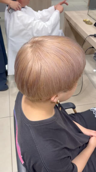 透明感抜群！メンズハイトーン×薄めミルクティー

柔らかくて透明感のある「薄めミルクティーカラー」は、メンズハイトーンの中でも特に人気
ブリーチでしっかり明るくした髪に、ほんのりベージュ

派手すぎず、でもしっかりとおしゃれ感が出せるのがポイントです！
肌なじみも良く、ナチュラルなのに垢抜けた雰囲気を演出してくれます。

初めてのハイトーンにもおすすめの、やわらかカラーです！ 