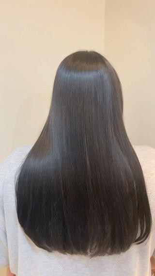 ダークグレージュ

就活にもおすすめのカラーです！
合わせてトリートメントすることでさらに透明感、ツヤ感がUPします 