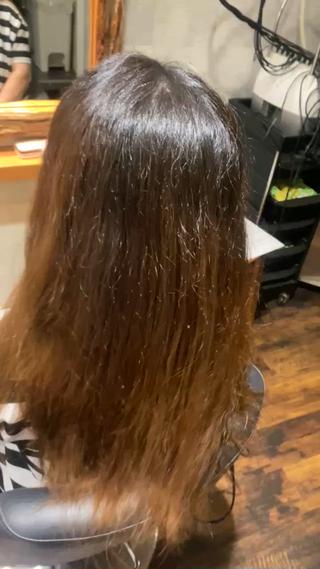 ビフォー

こちらのお客様は1年前に他店で縮毛矯正後、

うまくクセが伸びず、今日の仕上がりの2.3倍ほど髪が膨れておりました。

よくジムに行くのですが、
髪を乾かすのが憂鬱とのこと、

最高級髪質改善縮毛矯正似合わせカット最高級髪質改善トリートメントアンチエイジングケアを施術させていただきました。



結果感動のご様子で、

「これはやばいですね！！」

と、とっても素敵な笑顔が見られました 