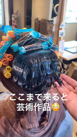 メンズ波巻きパーマ

なりたいスタイルをいろんなパーマの組み合わせで似合わせます

メンズ特殊パーマやりこんでるからこそ、
１人１人にあったパーマをさせていただきます


そして波巻きパーマでもハードツイスパでも
追加料金なしでアシスタントに巻かせずに
似合わせを考えて巻きます！！ 