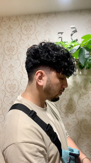 スペインカール

なりたいスタイルをいろんなパーマの組み合わせで似合わせます

メンズ特殊パーマやりこんでるからこそ、
１人１人にあったパーマをさせていただきます


そして波巻きパーマでもハードツイスパでも
追加料金なしでアシスタントに巻かせずに
似合わせを考えて巻きます！！ 