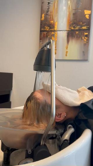 大人気！頭身浴です！
頭皮の汚れを流し、サラサラ艶髪へ 