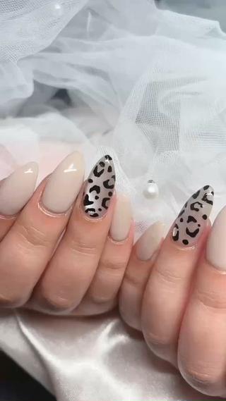 リピーター様です1ヶ月綺麗についていたネイルを付け替えました
ヒョウ柄のペイントアート♡
ロングなお爪でも、色々な角度から綺麗に見える形で仕上げてます(^○^) 