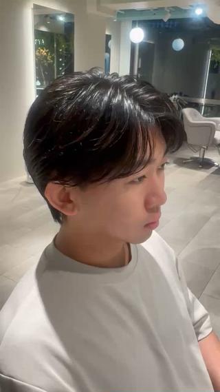 王道の毛流れセンターパート、柔らかい質感で毛流れもセットも自由自在！
簡単に朝の5分でセットがキマるカット実現致します
このスタイルにしたい方ぜひメニューのメンズカットよりご予約ください 